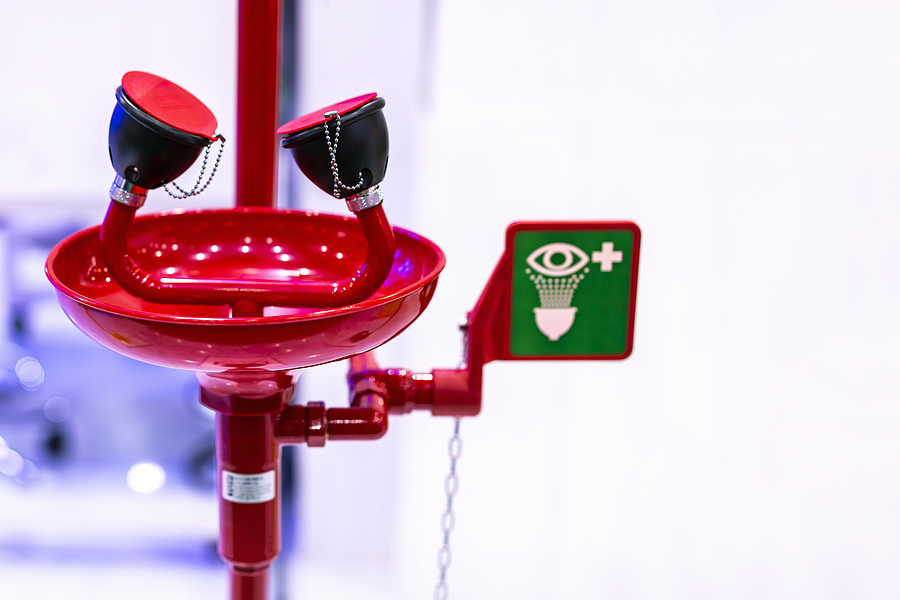 Red Emergency Eye Washing Station Equipment With Safety Signage